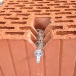 Как повесить предмет интерьера на кирпичную стену?